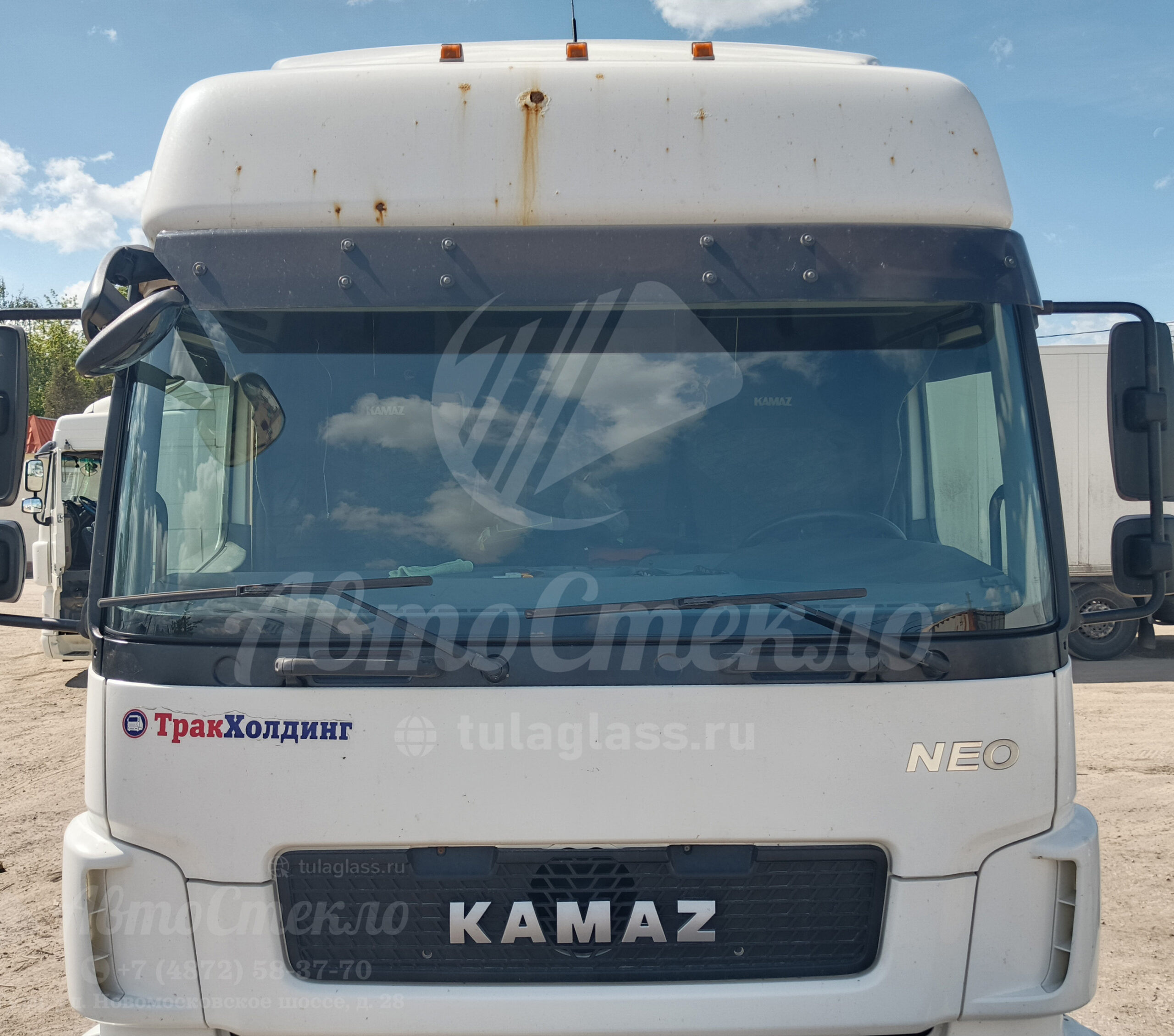 Новое лобовое стекло на замену в грузовом авто Камаз в Туле