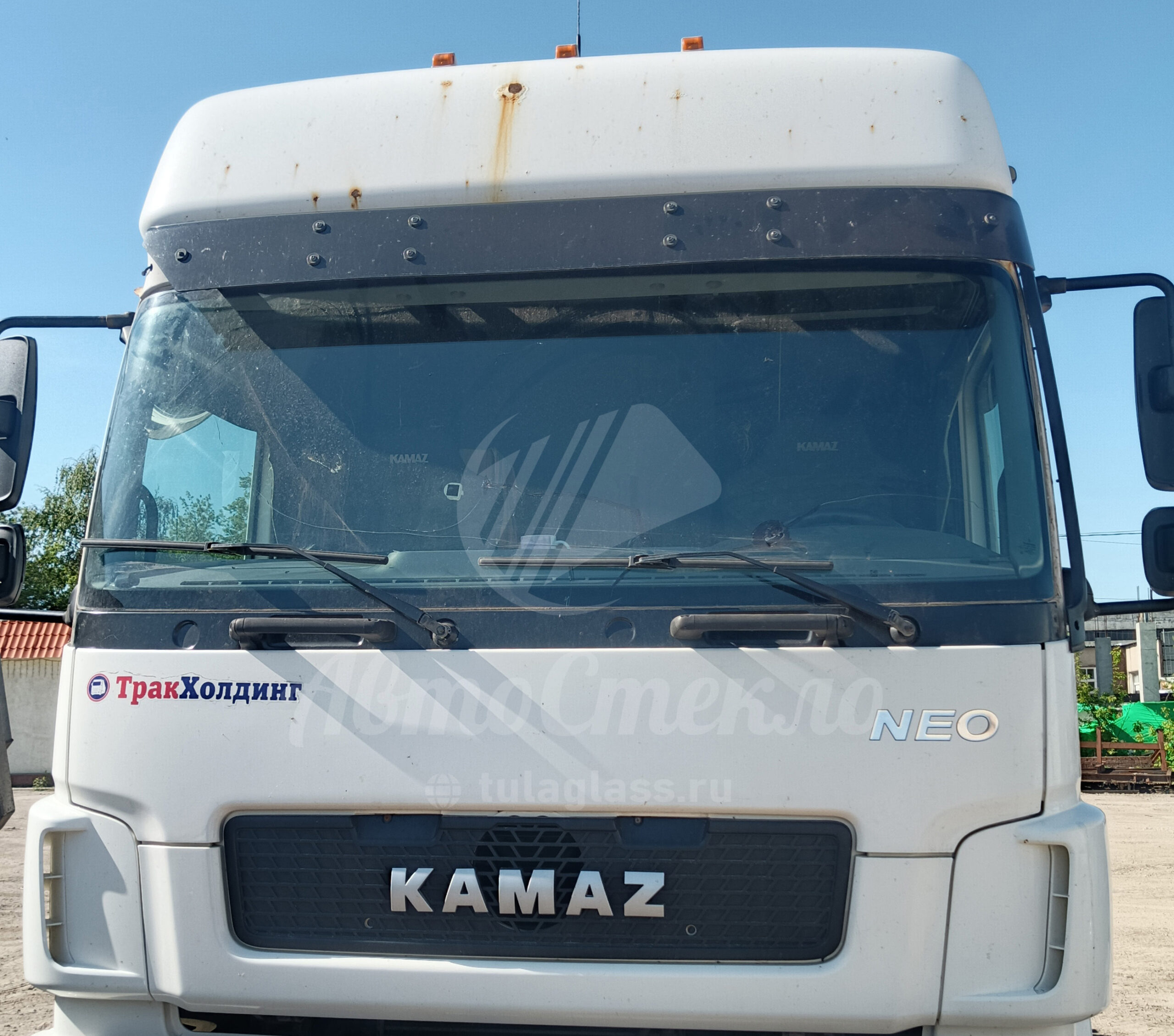Поврежденное лобовое стекло на грузовом авто Камаз в Туле
